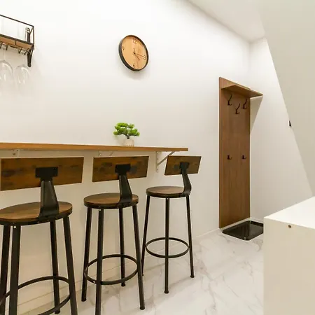 Elisabeth Nest W 2br And Ac By Nw Daire *
